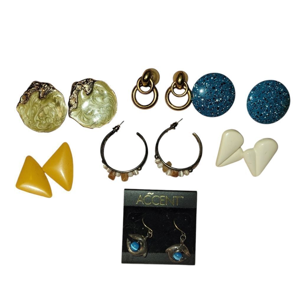 7 pairs of vintage earrings. ^
